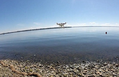 城會(huì)玩！加拿大男子成功用無(wú)人機(jī)釣到魚