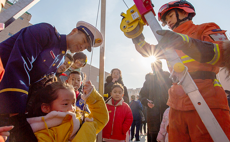 甘肅張掖：萌娃學消防 快樂迎新年（組圖）