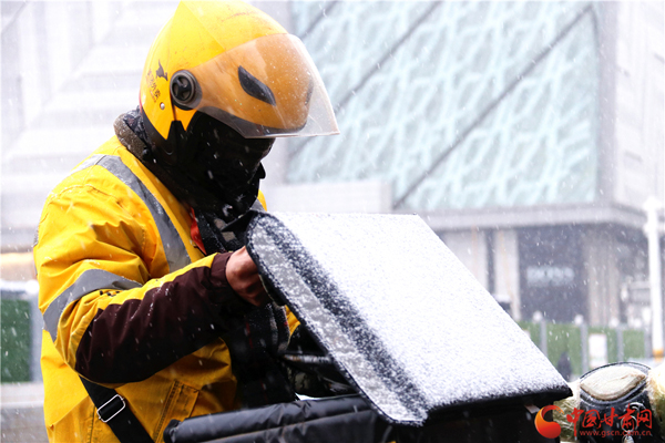 2020年第一場雪巧遇“小寒” 蘭州人請收下?。ńM圖）