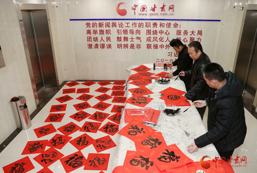 【新春走基層】翰墨飄香迎新春 蘭州書畫名家走進(jìn)中國(guó)甘肅網(wǎng) 