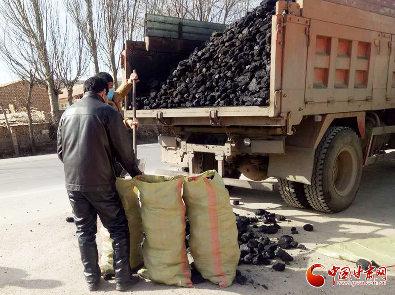 【甘肅全民戰(zhàn)“疫”】雪中送炭！會(huì)寧一企業(yè)為基層防控點(diǎn)捐贈(zèng)10噸愛(ài)心煤（圖）