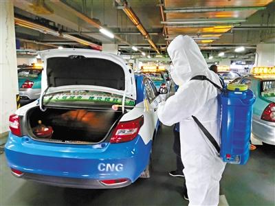 免費接送一線抗“疫”人員 蘭州奔馬雷鋒車隊，你們真棒！