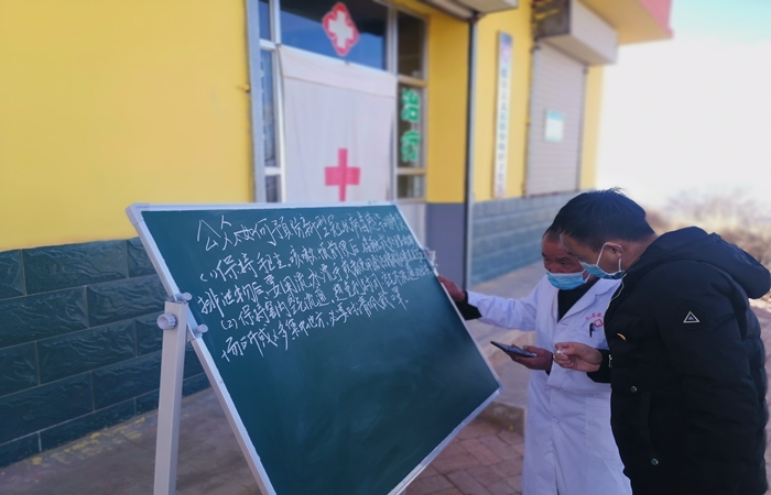 市紀(jì)委監(jiān)委駐村幫扶干部馬維高在村衛(wèi)生室宣傳疫情防控知識(shí)。.jpg