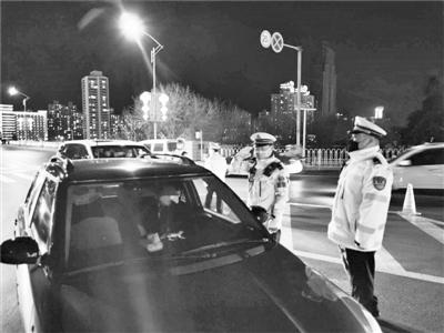 蘭州城關交警大隊組織警力開展疫情防控期間夜查行動
