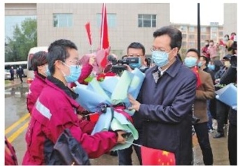 慶陽市第二、三批支援湖北醫(yī)療隊(duì)12名隊(duì)員凱旋