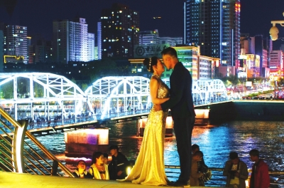 昨夜，中山橋夜景燈光更漂亮了