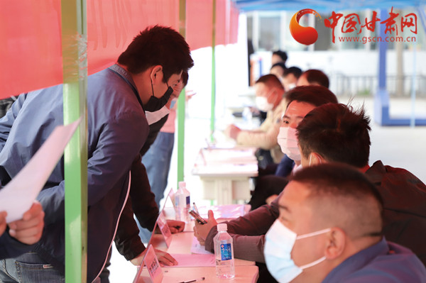 【甘肅省決戰(zhàn)決勝脫貧攻堅(jiān)】扶貧又扶志！把“就業(yè)大禮包”送到貧困戶(hù)家門(mén)口（圖）