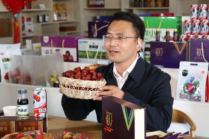 “縣長(zhǎng)直播天團(tuán)”唱響“甘貨春之聲”，售出近30種甘貨1萬余件 開進(jìn)直播間的網(wǎng)絡(luò)扶貧博覽會(huì)，受百萬網(wǎng)友點(diǎn)贊 