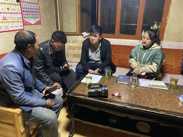 圖為木耳鎮(zhèn)紀(jì)檢干事盧建民（左三）連夜在多壩村多壩組奚連德家中了解受災(zāi)情況，排查安全隱患，并宣傳發(fā)生次生災(zāi)害的相關(guān)知識(shí)。_副本.jpg