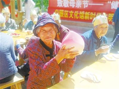 母親節(jié)，白銀“花村”擺了一場“敬老宴”