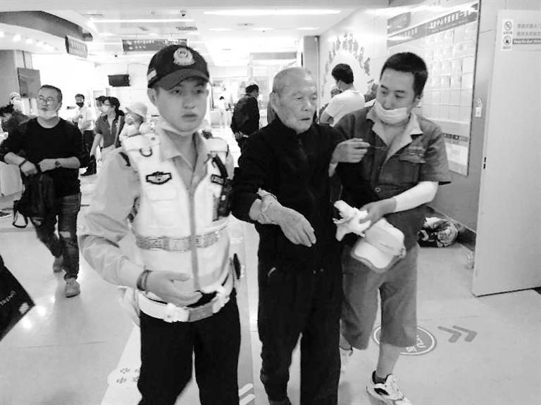 蘭州街頭最美的一次逆行！耄耋老人摔倒街頭 交警的哥合力救助3分鐘