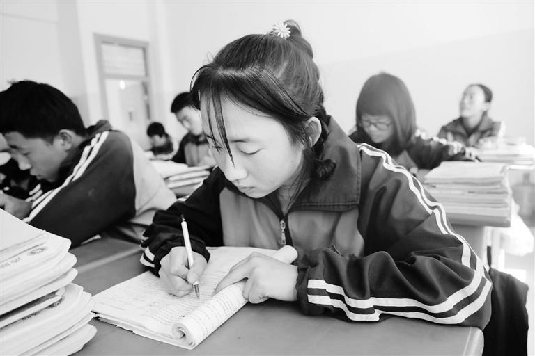 慶陽環(huán)縣這名小姑娘，柔弱肩膀撐起一個大家庭