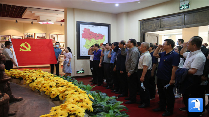 6月30日上午，慶陽市紀委監(jiān)委機關黨委組織全體黨員干部赴市博物館開展“迎七一·紀念建黨99周年”主題黨日活動。拍攝：葛歡_副本.jpg