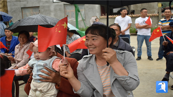 隴南市紀委監(jiān)委黨員干部與宕昌縣官亭鎮(zhèn)杜家村群眾一起慶祝黨的生日。_副本.jpg