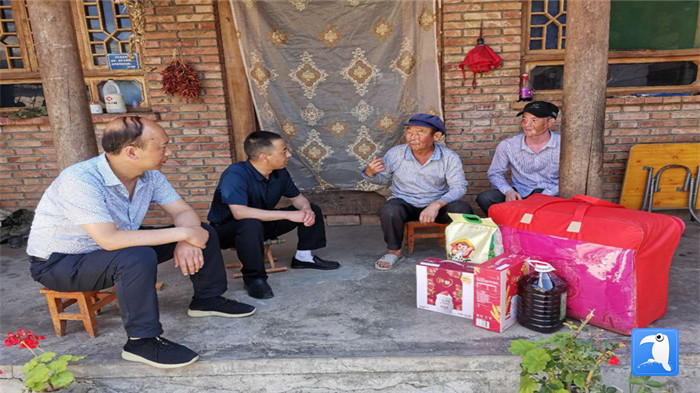 在建黨99周年來臨之際，隴南市禮縣紀委監(jiān)委在中壩鎮(zhèn)、三峪鄉(xiāng)開展“七一”慰問老黨員、困難黨員活動，為他們送去組織的關懷和節(jié)日的問候。_副本.jpg