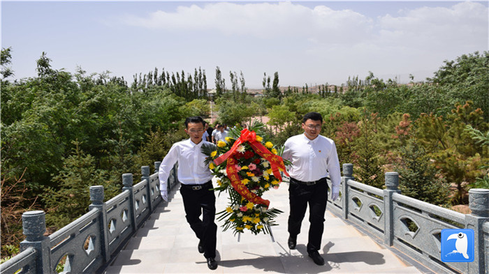 七一”前夕，白銀市紀委監(jiān)委機關黨委組織黨員來到紅軍西路軍景泰烈士陵園開展主題黨日活動。 朱鵬拍攝_副本.jpg
