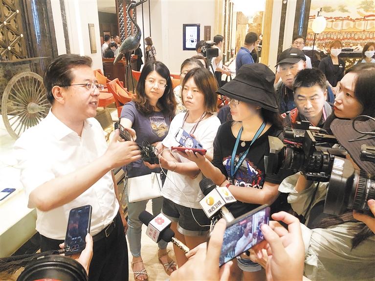 “環(huán)西部火車(chē)游”第三站駛?cè)牍懦俏靼?甘肅文旅跨省營(yíng)銷(xiāo)“陸上郵輪”打造全新出行模式