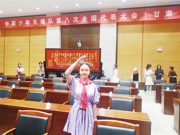 代表蘭州少先隊員參加全國少代會——這個小姑娘，攢勁！
