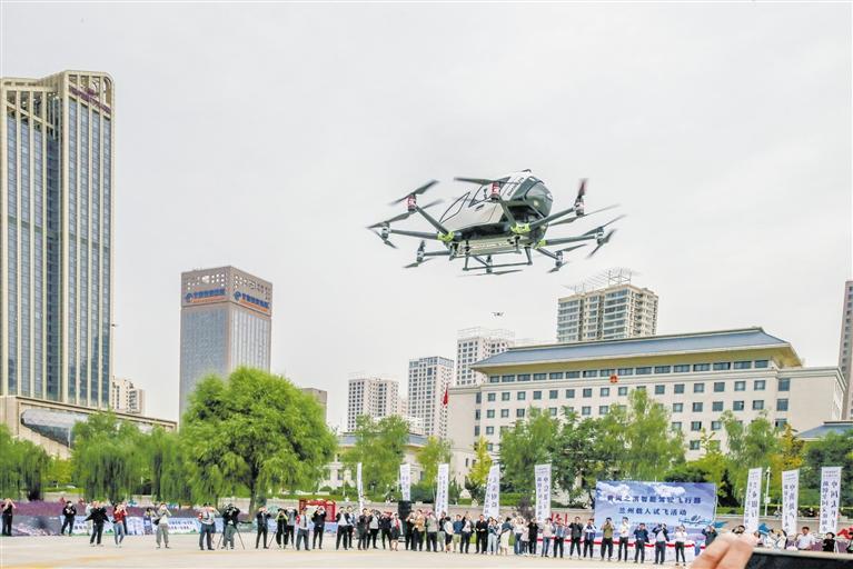 超酷、超刺激！智能駕駛飛行器在蘭載人試飛