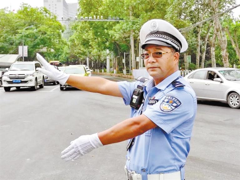 蘭州城關區(qū)交警大隊一線老交警馬驍：俯首甘為“老黃?！?>
        </a><em>蘭州城關區(qū)交警大隊一線老交警馬驍：俯首甘為“老黃牛”</em></li>
    <li><a  target=