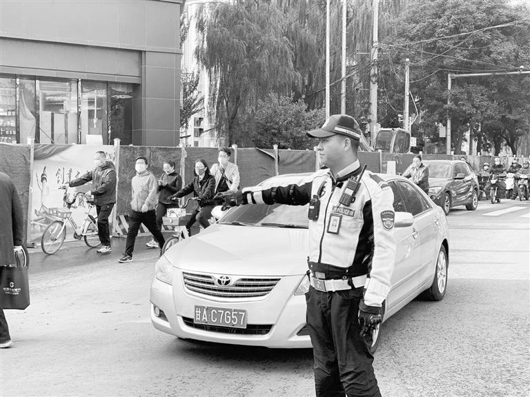 近期蘭州市區(qū)多處路段占道施工，高峰期市民請(qǐng)盡量繞行