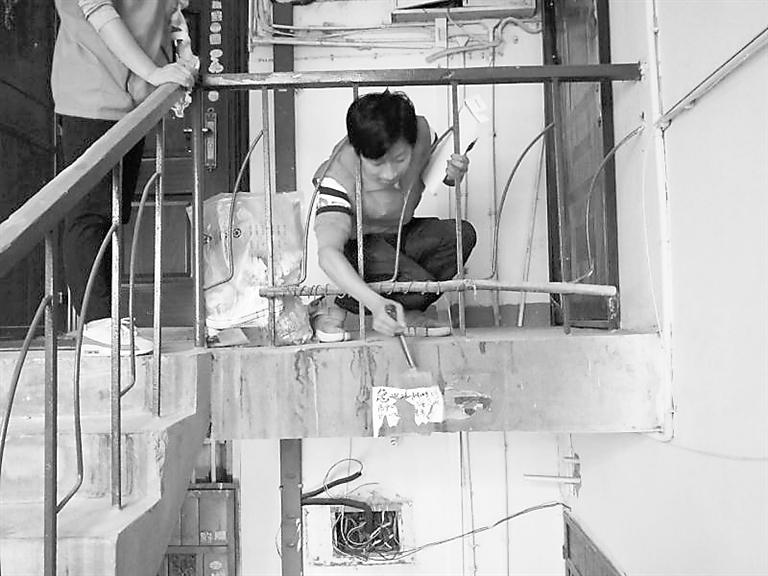 蘭州火車(chē)站街道紅三村社區(qū)“紅馬甲”化身“粉刷匠”