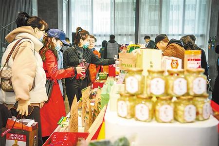 今天，在這里聽榆中的脫貧故事 ——榆中縣“脫貧攻堅宣傳周”發(fā)布活動暨脫貧攻堅主題成就展啟動側(cè)記