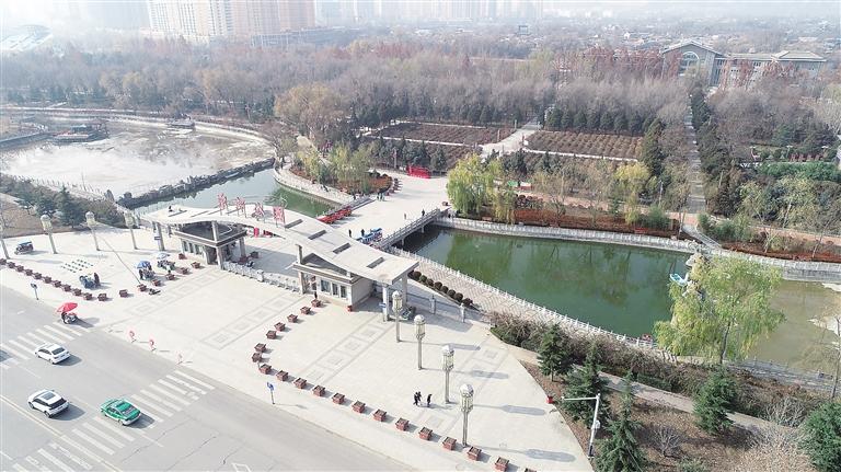 　初冬時(shí)節(jié)，臨夏市東郊公園里,楓樹、松柏、云杉等樹木色彩斑斕