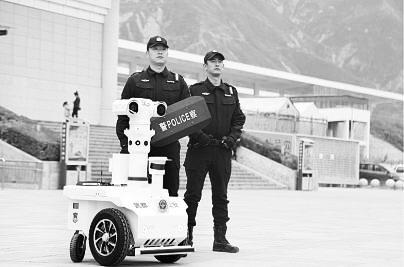 新奇！5G巡邏機(jī)器人亮相隴南武都街頭