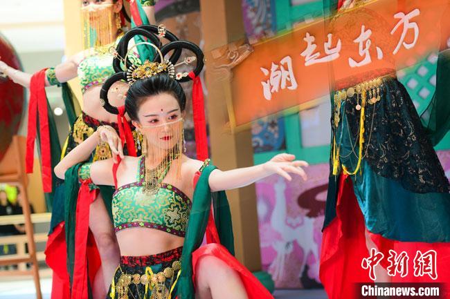 圖為今年9月5日，在重慶亮相的敦煌博物館“潮起東方”主題活動現(xiàn)場。敦煌博物館供圖