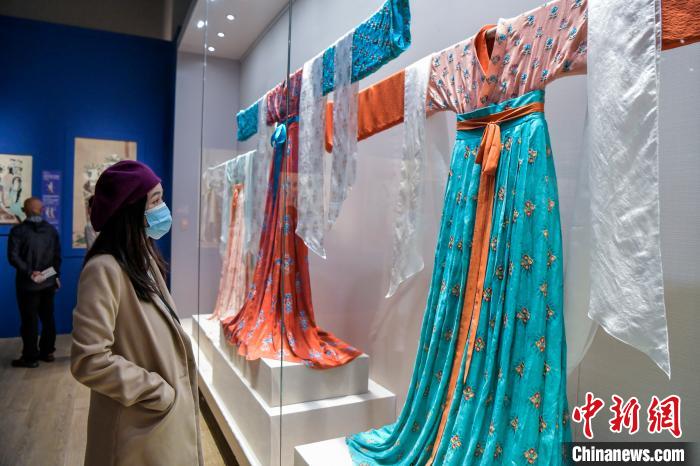 觀眾在參觀唐代服飾?！●樤骑w 攝