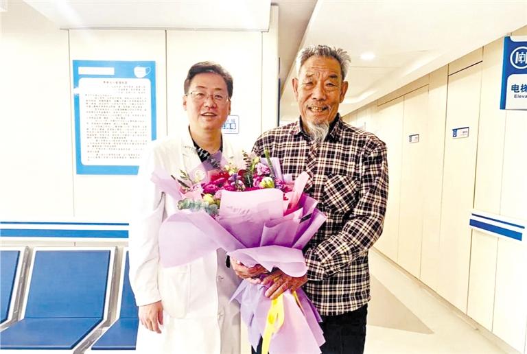 醫(yī)院免費實施白內(nèi)障復明手術(shù) 八步沙“六老漢”唯一健在者張潤元老人的眼睛治好了