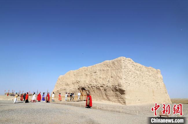 數(shù)十位身著古裝的女性通過體驗賞漢舞、習(xí)漢禮、吟誦詩詞等中華傳統(tǒng)文化，再現(xiàn)古絲綢之路的繁華盛景?！⊥踺?攝