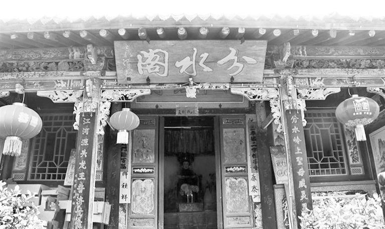 秦嶺鎮(zhèn)分水閣，一屋檐水分江河 這里可看水系奇觀，可賞連翹花海