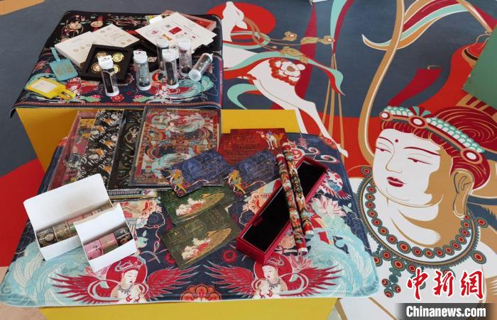 60余類敦煌主題的文創(chuàng)產(chǎn)品讓人愛不釋手。　丁思 攝