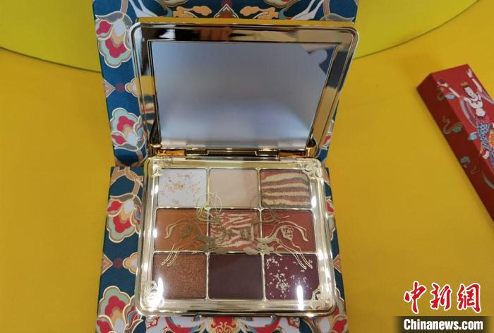 圖為取材壁畫色彩的敦煌美妝?！《∷?攝