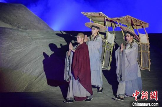 圖為演出現(xiàn)場(chǎng)，該劇獨(dú)創(chuàng)360度旋轉(zhuǎn)并前后移動(dòng)觀眾席，顛覆傳統(tǒng)劇場(chǎng)舞臺(tái)表演模式。　王斌銀 攝