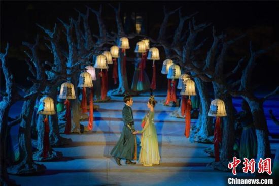 圖為全新升級(jí)《敦煌盛典》，新增戰(zhàn)馬、燈籠矩陣，以及最新聲、光、電硬件設(shè)施?！⊥醣筱y 攝