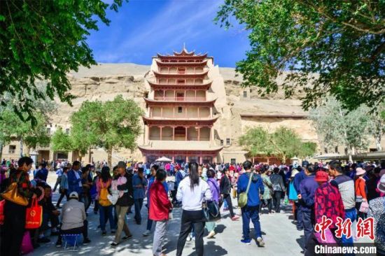 中國農歷四月初八，敦煌民眾傳承歷史習俗，前往莫高窟燒香禮佛、祈福。(資料圖) 王斌銀 攝