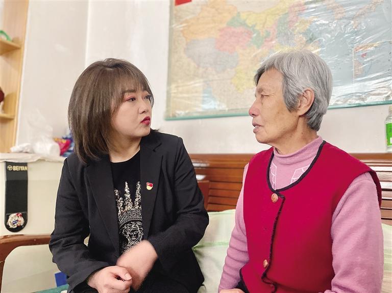 敦煌路街道任家莊街東社區(qū)黨委書記、居委會主任譚莉：我們必須成為老百姓堅強的后盾