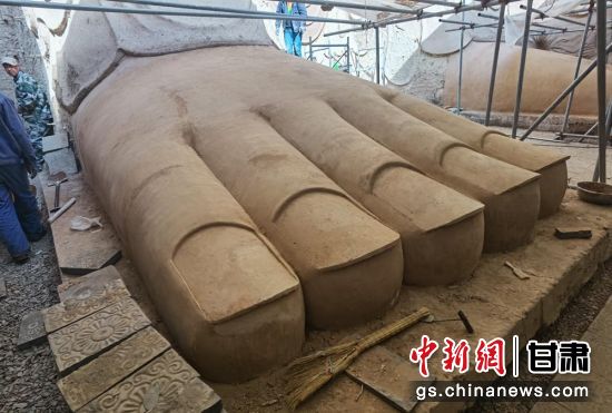 圖為中國“石窟鼻祖”天梯山石窟第13窟大佛足部與局部危巖體搶救性保護(hù)項(xiàng)目施工現(xiàn)場。陳曉斌 攝