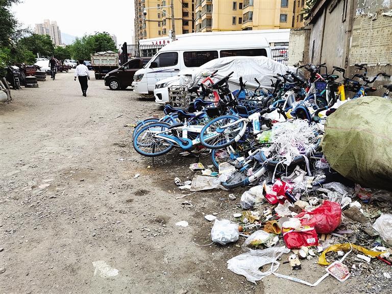 百米土路臟亂差，誰來管？經(jīng)記者協(xié)調(diào)，社區(qū)組織志愿者進行了清理