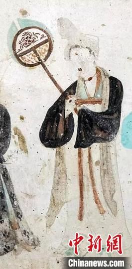 “一把小扇在手，笑對仲夏酷暑。”圖為莫高窟第468窟《執(zhí)團(tuán)扇女供養(yǎng)人》(中唐)?！《鼗脱芯吭汗﹫D