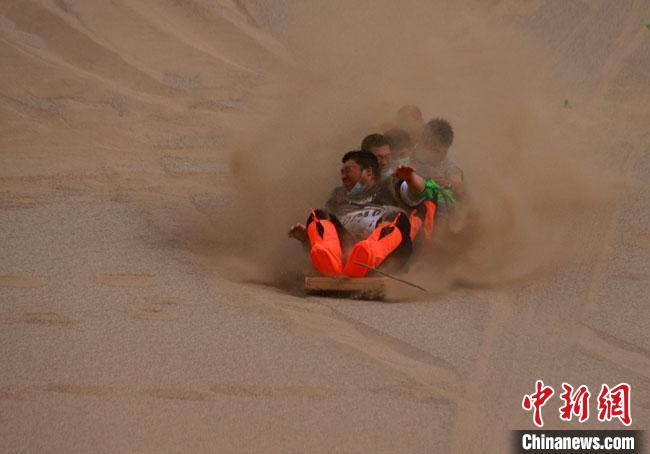 6月13日，敦煌鳴沙山月牙泉景區(qū)舉辦滑沙比賽?！●T豆 攝