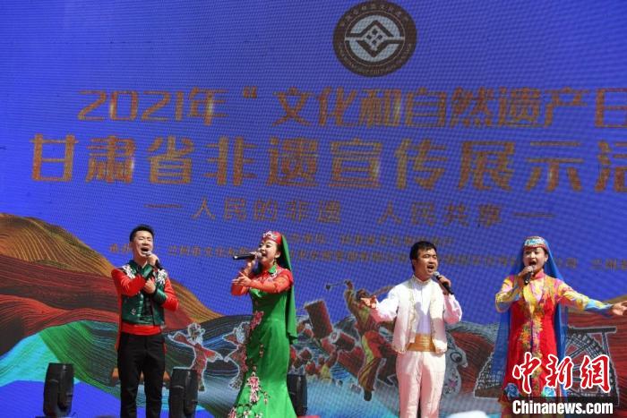 圖為甘肅臨夏回族自治州非遺傳承人演唱花兒?！钇G敏 攝