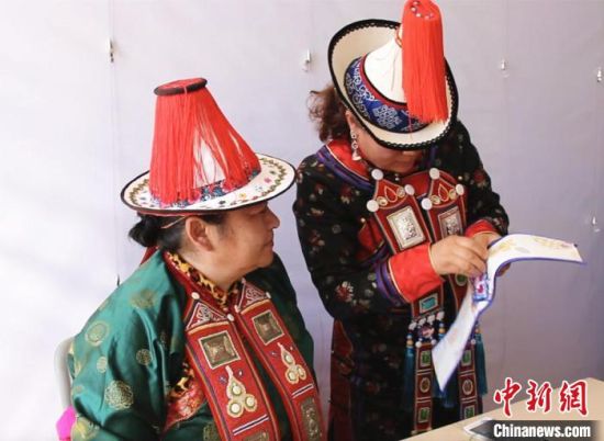 圖為用活態(tài)傳習的模式促進裕固族非物質(zhì)文化遺產(chǎn)的保護傳承?！∈缝o靜 攝