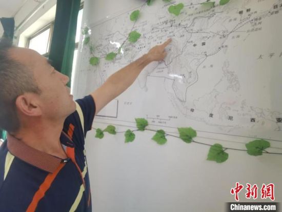 圖為甘肅省社會(huì)科學(xué)院絲綢之路研究所所長(zhǎng)侯宗輝指出《絲綢之路古文明》課題組考察線路?！￠Z姣 攝