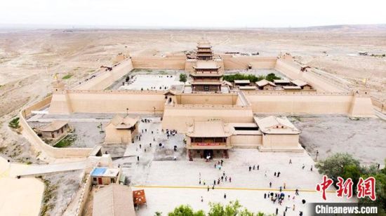 圖為7月中旬，世界文化遺產(chǎn)——嘉峪關(guān)，它是中國明代萬里長城的西端起點(diǎn)?！「哒埂z