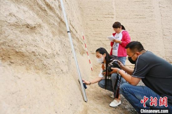 科技保護(hù)讓長城價(jià)值的真實(shí)性和完整性得到有效延續(xù)和傳承。圖為文物工作者正在測量關(guān)城的相關(guān)數(shù)據(jù)。　高展 攝