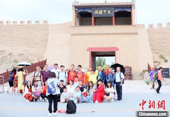 歷經(jīng)數(shù)十載保護(hù)修繕的古老關(guān)城得以延年益壽，成為了海內(nèi)外游客“絲路游”的必經(jīng)打卡地?！「哒?攝